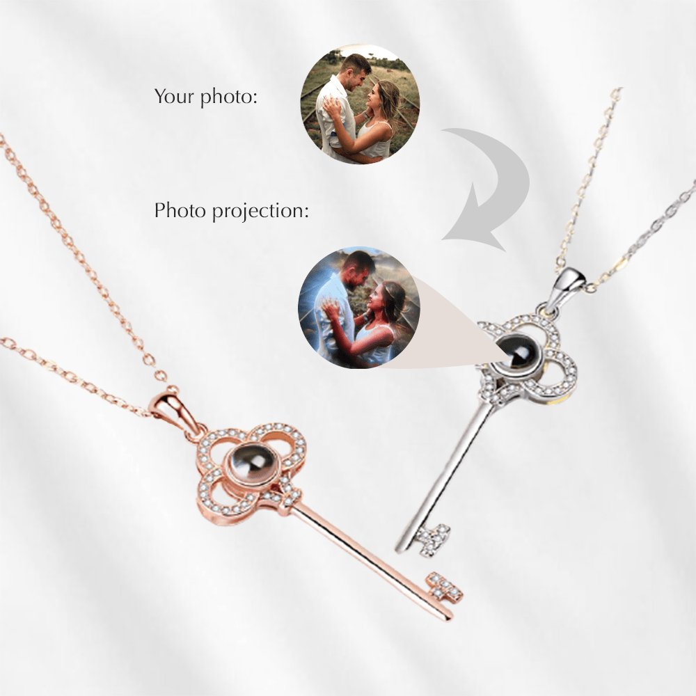Collier TikTok avec projection d'image à l'intérieur de la clé