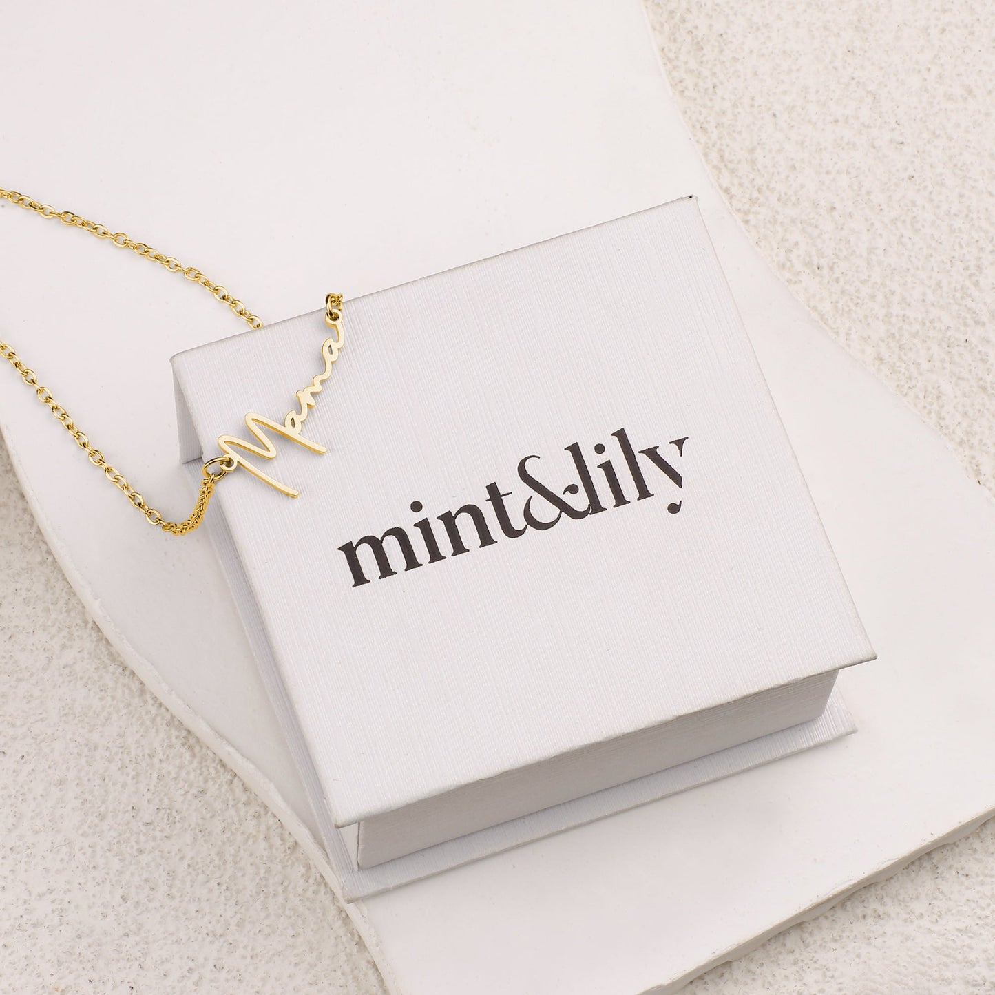 Collier avec nom moderne