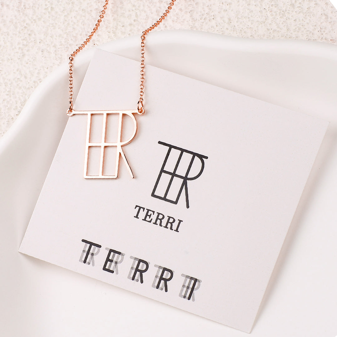 Collier minimaliste avec nom et monogramme