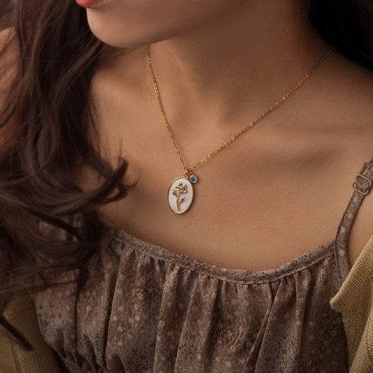 Collier avec pendentif en forme de fleur de naissance et perles