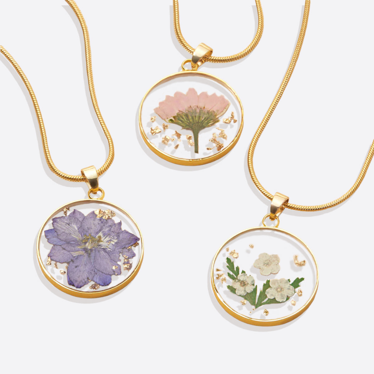 Collier de fleurs de naissance pressées