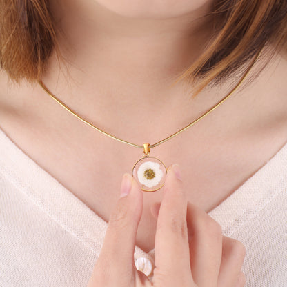 Collier de fleurs de naissance pressées
