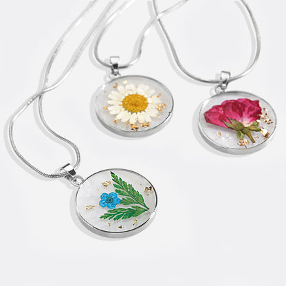 Collier de fleurs de naissance pressées