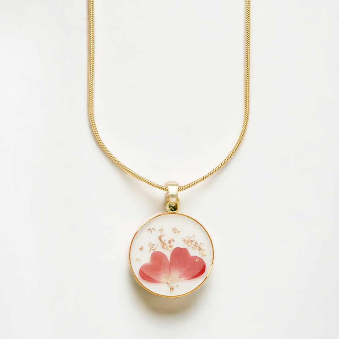 Collier de fleurs de naissance pressées