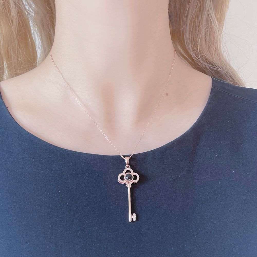 Collier TikTok avec projection d'image à l'intérieur de la clé